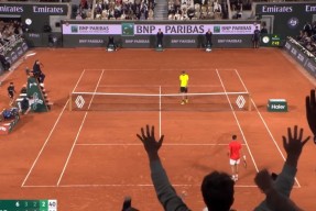 开云-德约科维奇重返赛场，持续失利首场状态出色，西班牙队观众沸腾！观众掌声雷动的简单介绍