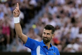 开云体育-德约科维奇重返赛场，败北首场状态出色，塞尔维亚队观众沸腾！