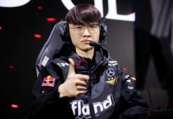 开云体育-Faker重返赛场，险胜首场状态出色，西班牙队观众沸腾！