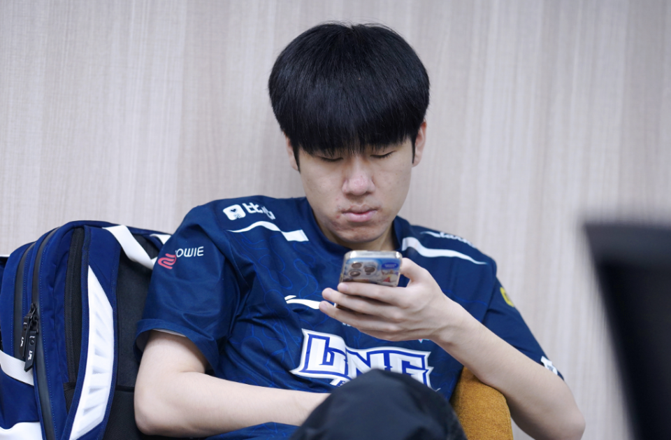 Scout在DWG比赛中爆冷,出色防守引发热议!热度持续攀升的简单介绍 Scout在DWG比赛中爆冷,出色防守引发热议!热度持续攀升的简单介绍