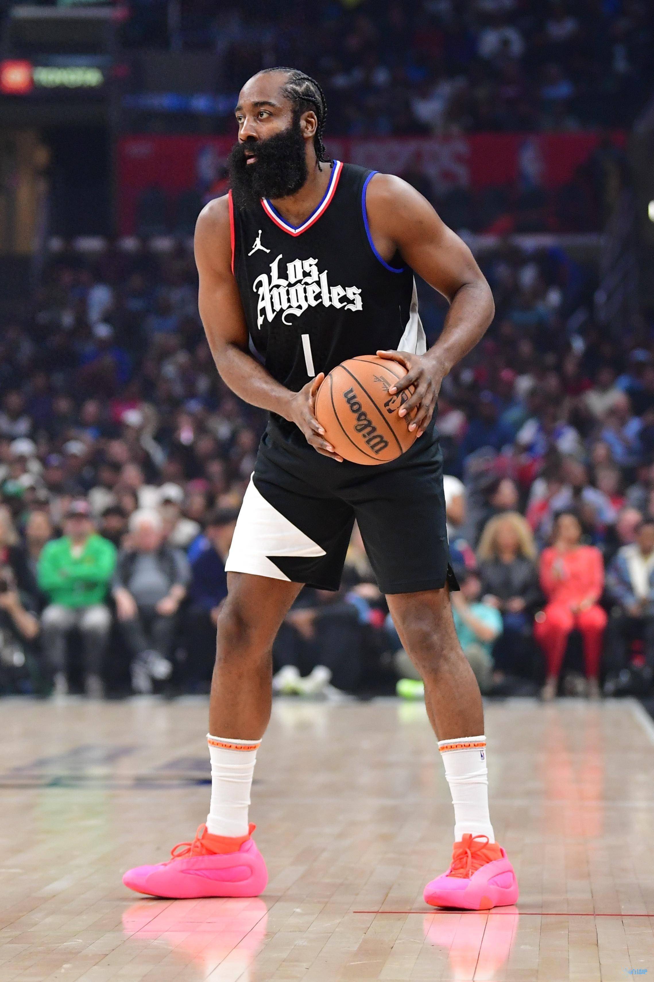 包含赛地聚焦——NBA季后赛国际比赛日热度飙升，印第安纳步行者内部沟通，管理层满意，控场能力受关注的词条